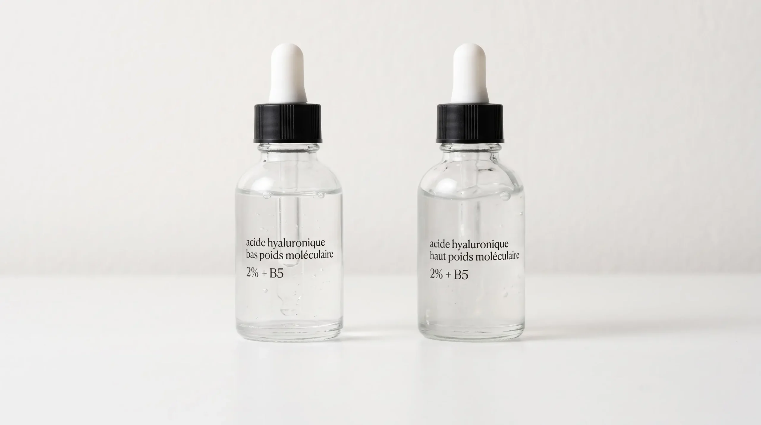 Deux flacons de sérum à l'acide hyaluronique côte à côte, l'un étiqueté bas poids moléculaire avec texture fluide, l'autre haut poids moléculaire avec texture visqueuse, sur fond blanc épuré.